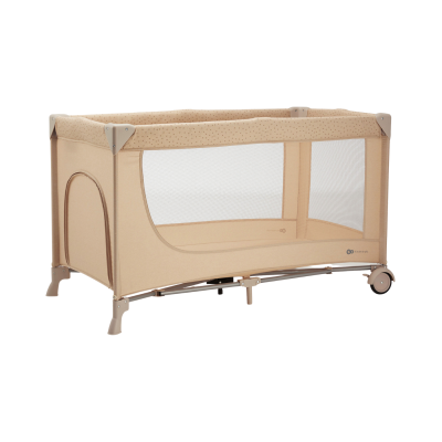 Berço portátil bege com laterais em rede e rodas