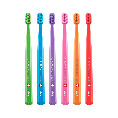 Conjunto de seis escovas de dentes coloridas para crianças CURAPROX ultra soft Kids