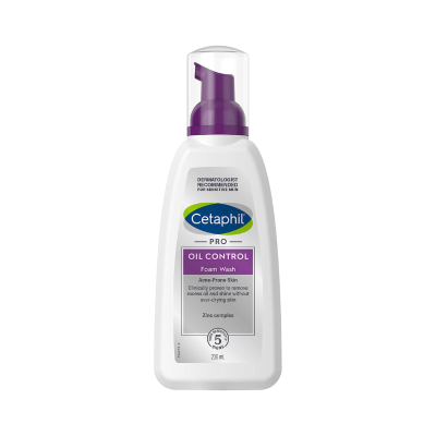 Frasco de espuma facial Cetaphil PRO Oil Control Foam Wash 236 mL com doseador roxo.