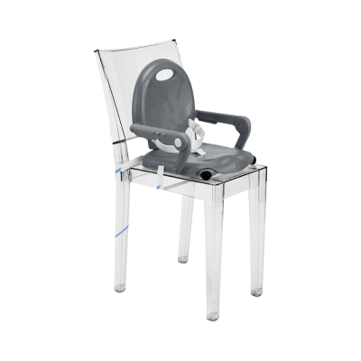 Cadeira infantil elevatória cinzenta com cinto branco numa cadeira transparente