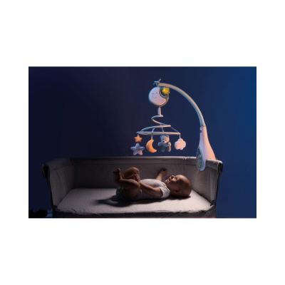 Berço com bebé deitado e mó pendurado