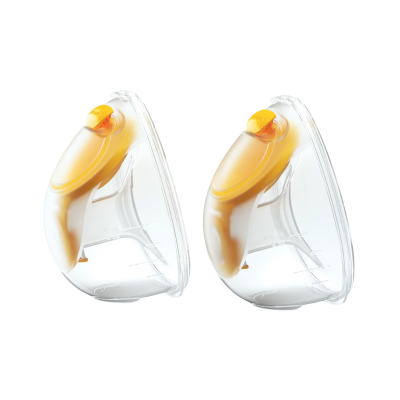 Duas tampas de plástico transparentes com alças amarelas