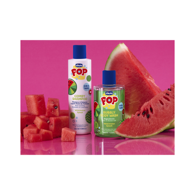 Produtos Chicco Pop com champô e gel de banho junto a fatias e cubos de melancia num fundo rosa