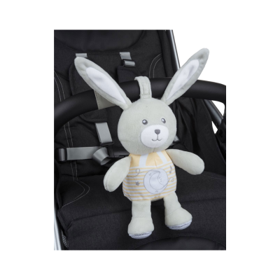 Pelucho coelho cinza com camisola amarela em carrinho de bebé preto