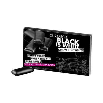 Embalagem preta de pastilhas de goma CURAPROX com texto branco e rosa e três pastilhas negras