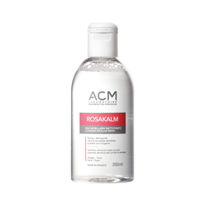 Frasco plástico transparente de água micelar ROSAKALM da ACM com tampa branca e texto em francês e inglês