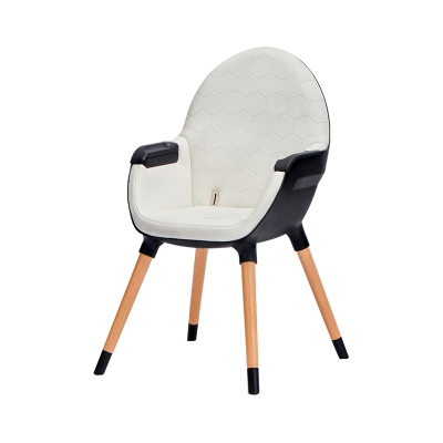 Cadeira infantil branca com apoios de braço e pernas de madeira