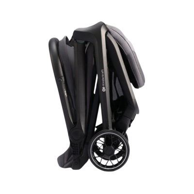 Carrinho de bebé dobrado, cinzento e preto, com rodas e estrutura preta.