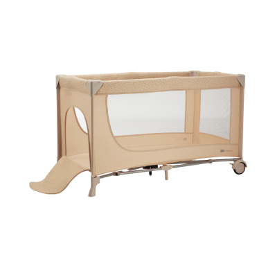 Berço de viagem portátil bege com laterais em rede e tobogã pequeno