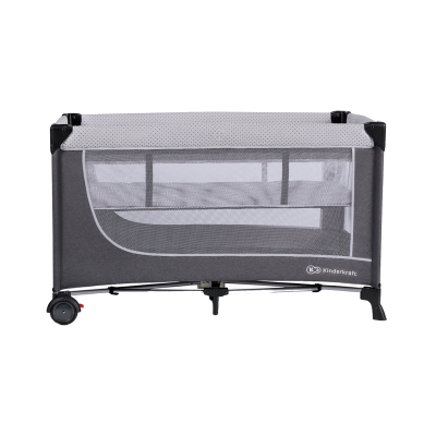 Berço portátil cinzento e branco com rede lateral e rodas.