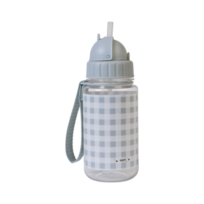 Garrafa plástica transparente com tampa azul clara e padrão quadriculado