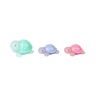 Três tartarugas de brinquedo em plástico de cores pastel