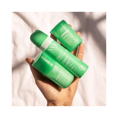 Desodorizantes verdes SVR em mão sobre fundo branco