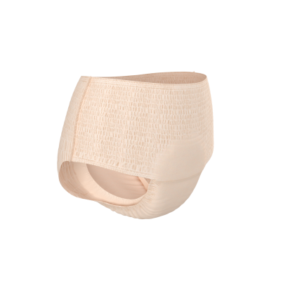 Fralda geriátrica beige com textura elástica e ajuste largo sobre fundo branco