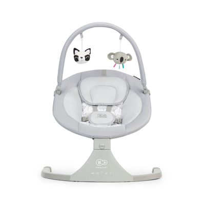 cadeira de bebé cinza com almofada e brinquedos pendurados