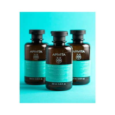 Frascos castanhos escuros com rótulo azul turquesa e texto APIVITA