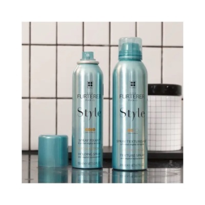 Dois sprays de cabelo FURTERER Style em bancada com azulejos e recipiente branco e preto ao fundo