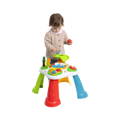 Criança a brincar com mesa de atividades infantil colorida em plástico.