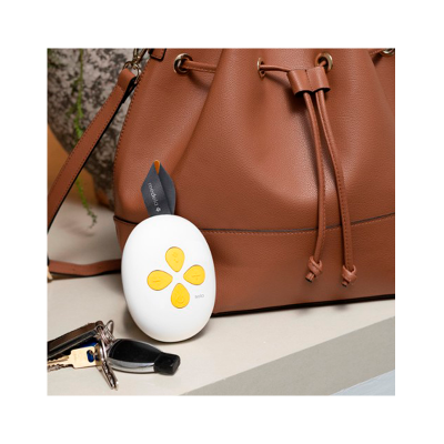 Bolsa castanha de couro sintético com dispositivo branco e chaves numa superfície cinza