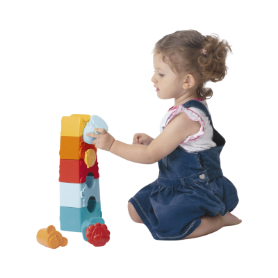 Criança a brincar com blocos de empilhar coloridos em fundo branco