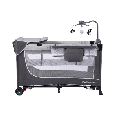 Berço portátil infantil cinzento com rede lateral branca e mó de bonecos