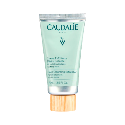 Tubo verde claro de creme esfoliante Caudalie com tampa de imitação madeira