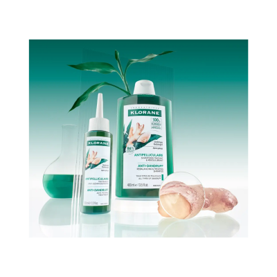 Produtos Klorane anti-caspa com ingredientes naturais e embalagem verde.