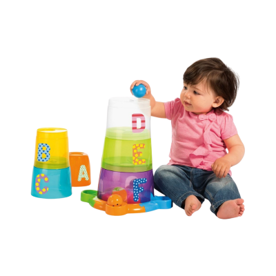 Bebé a brincar com copos empilháveis coloridos com letras e bolas de plástico