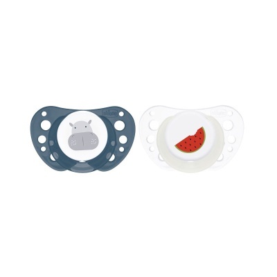 Duas chupetas de plástico, azul com hipopótamo e branca com melancia