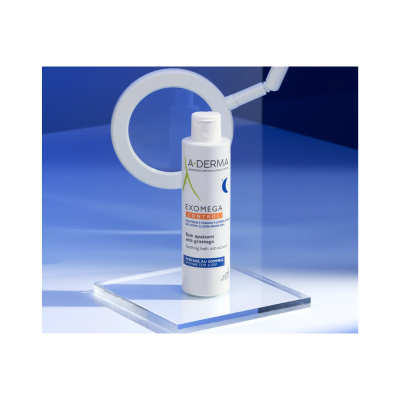 Frasco branco do produto A-DERMA EXOMEGA CONTROL em suporte acrílico transparente, fundo azul
