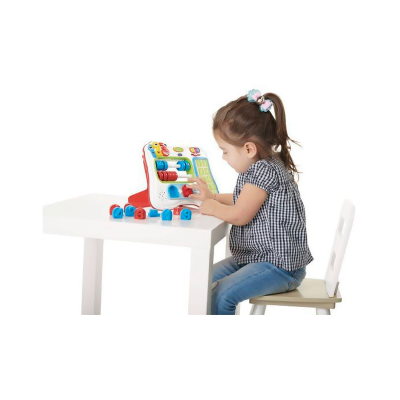 Menina a brincar com brinquedo educativo colorido numa mesa branca