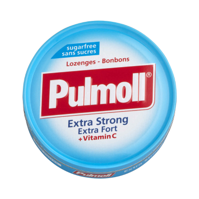Embalagem metálica redonda azul clara com pastilhas Pulmoll Extra Strong sem açúcar e com vitamina C
