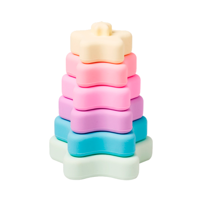 Brinquedo empilhável colorido em forma de estrelas