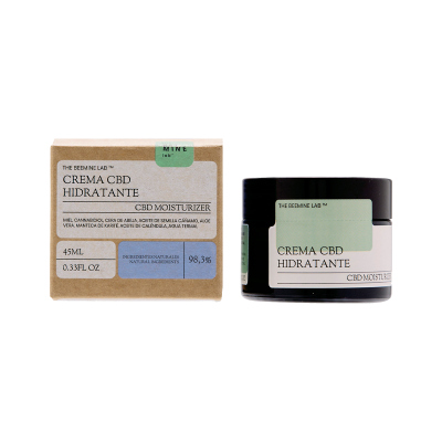Creme CBD hidratante em frasco preto e caixa de cartão castanho com rótulo branco e verde