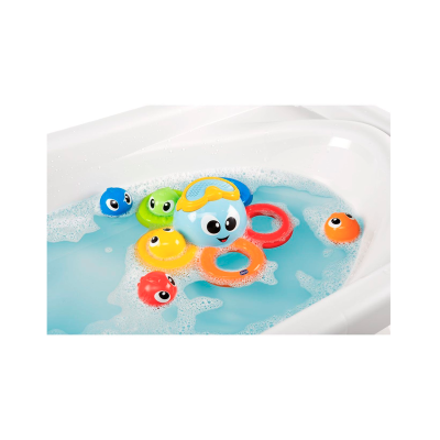 Brinquedos de banho coloridos em plástico na banheira com água azul espumosa