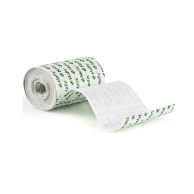 Rolo de fita adesiva branca com texto verde Metfix