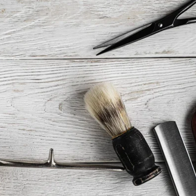 Utensílios tradicionais de barbear sobre mesa de madeira clara