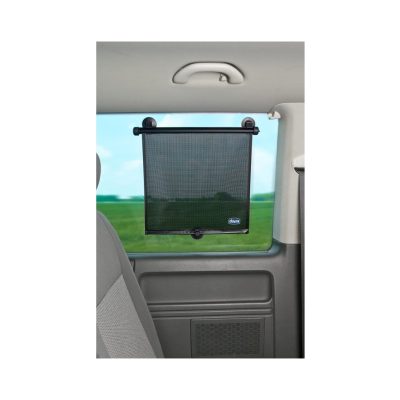 Cortina de rede preta em janela lateral de carro cinza com etiqueta Chicco