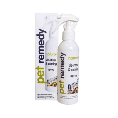 Frasco de spray branco Pet Remedy natural de-stress & calming com embalagem ao lado