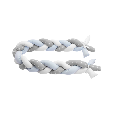 Protetor de berço trançado azul, branco e cinza com padrão de estrelas.
