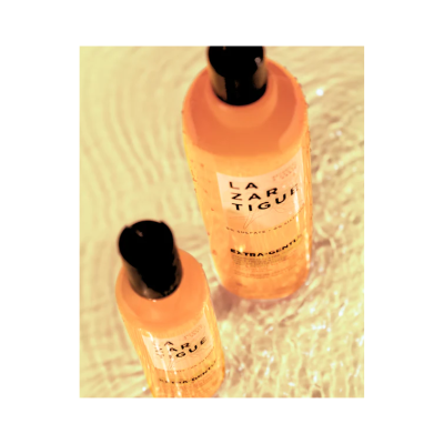 Duas garrafas de líquido laranja com etiquetas LAZARTIGUE