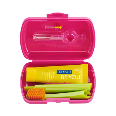 Conjunto de higiene dental em estojo rosa com escova verde de cerdas laranja e pasta de dentes amarela CURAPROX BE YOU