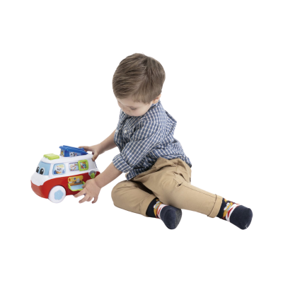 Menino sentado a brincar com brinquedo van colorido