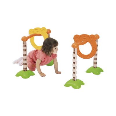 Brinquedo infantil colorido de passar por baixo com criança a brincar