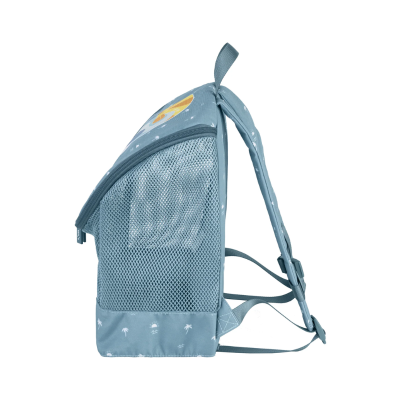 Mochila azul clara com bolso lateral em malha e alças ajustáveis