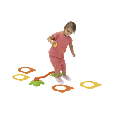 Criança com fato de treino rosa e sapatilhas a brincar com jogo de salto com peças plásticas coloridas
