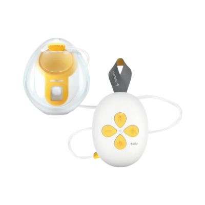 Bomba tira-leite Medela Solo branca e amarela com tubo e alça cinzenta.
