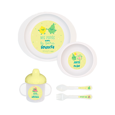 Conjunto infantil de prato, copo e talheres com desenhos de frutas e texto em amarelo e branco
