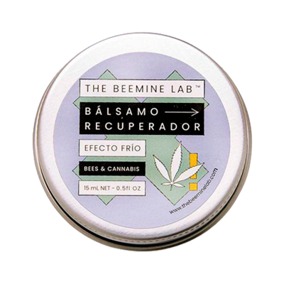 Pote metálico redondo com rótulo lilás de bálsamo recuperador com efeito frio e ingredientes bees e cannabis.