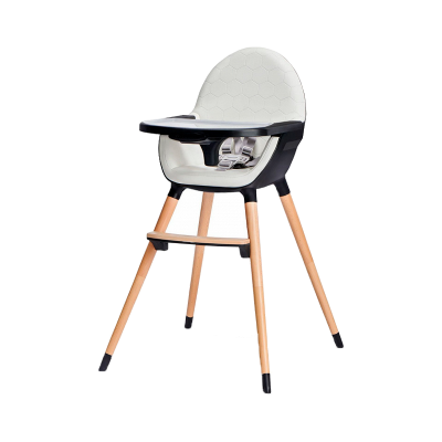 Cadeira alta para bebés branca com padrão hexagonal e pernas em madeira clara